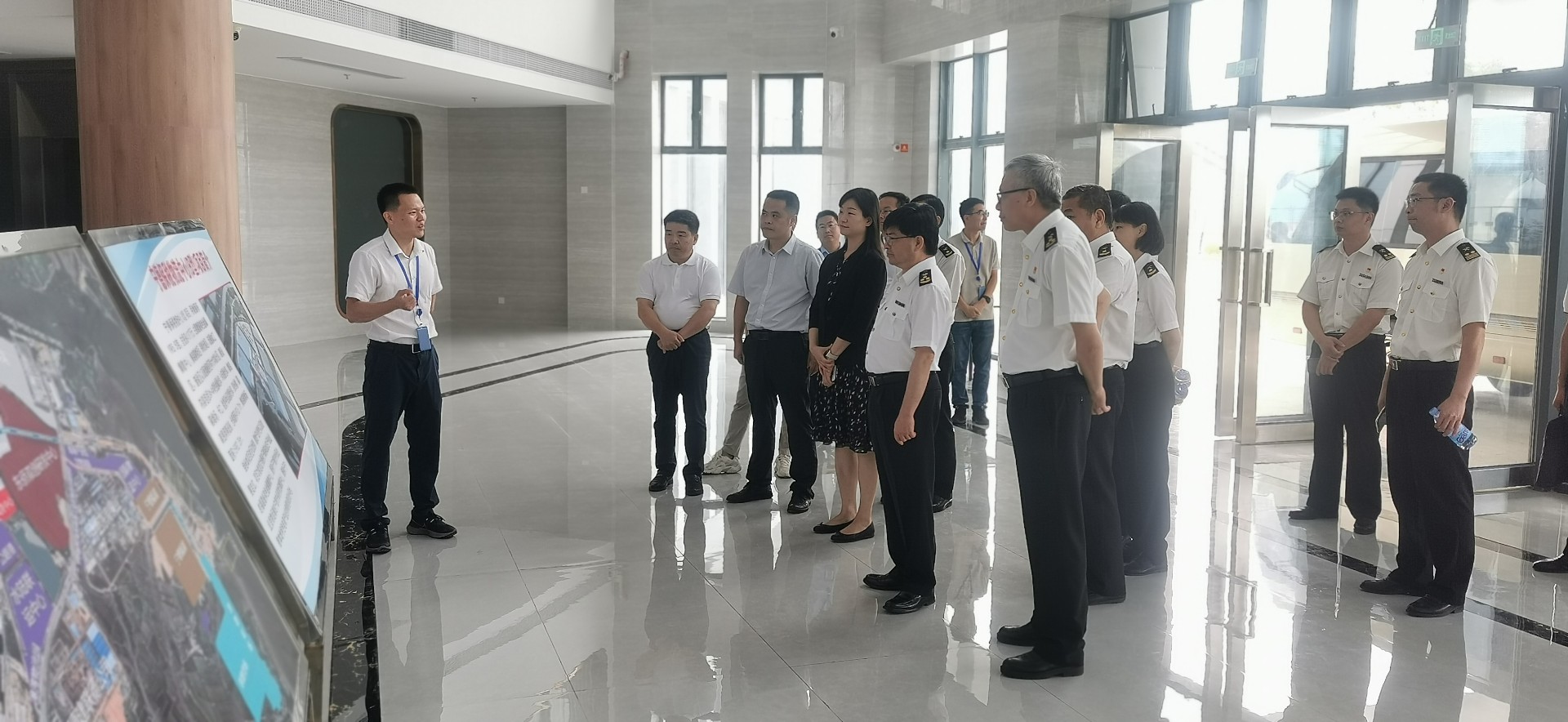 海關(guān)總署自貿(mào)司司長潘城一行蒞臨寧德國際物流中心項目調(diào)研，周桂芳拍攝1.jpg