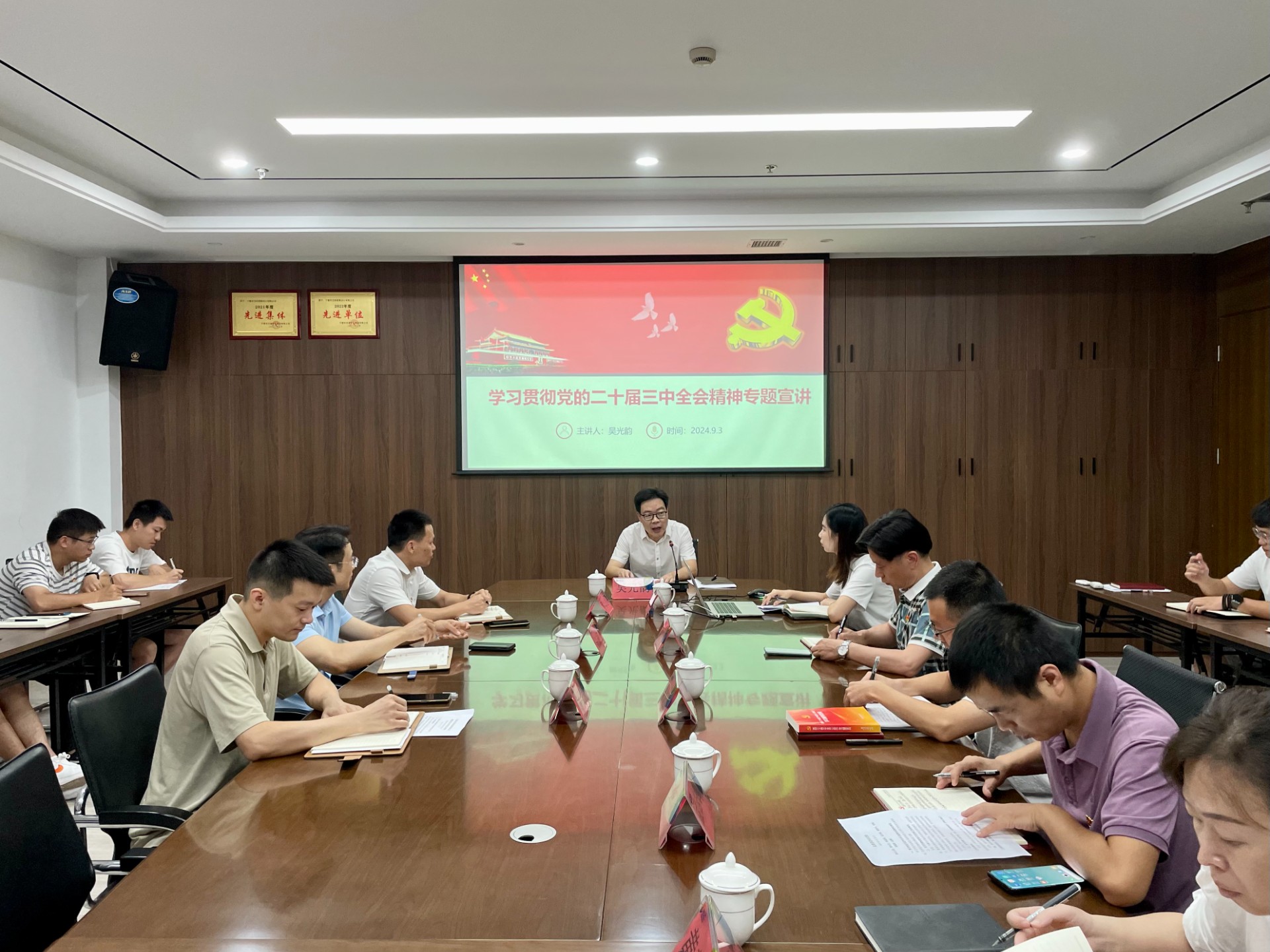 市交投集團領(lǐng)導深入市交投物流集團市交投勘察設(shè)計公司開展聯(lián)系點工作，葉嵐清拍攝1.jpg